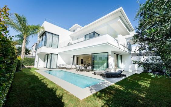 Right Casa Estate Agents Are Selling Exquisit modern villas located in Rio Verde just 100 m from the beach