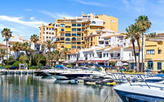 Right Casa Estate Agents Are Selling Incredible four bedroom apartment on the front line of Cabopino Port