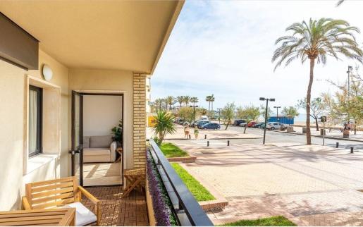 Right Casa Estate Agents Are Selling Encantador apartamento en primera línea de playa en Fuengirola
