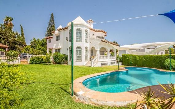 Right Casa Estate Agents Are Selling Increible Villa de 5 dormitorios en Elviria