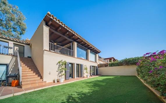 Right Casa Estate Agents Are Selling Exquisit 5 bedroom semi detached-house in Benahavis