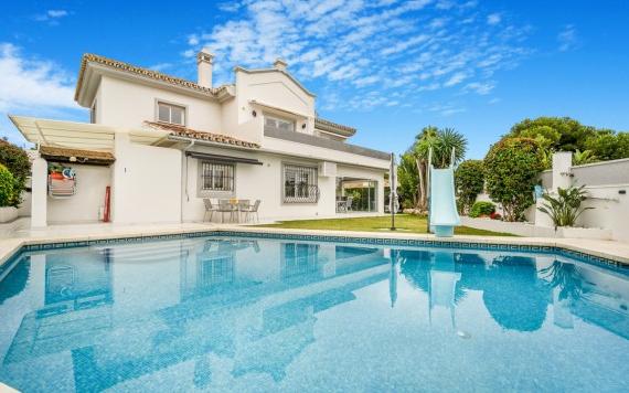 Right Casa Estate Agents Are Selling Exquisita villa de cinco dormitorios orientada al sur en la prestigiosa playa de Los Monteros.