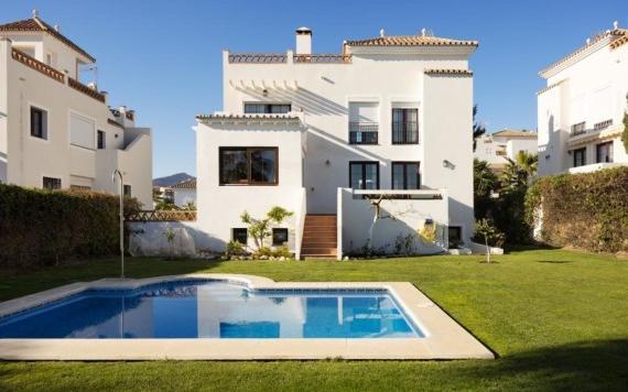 Right Casa Estate Agents Are Selling Increíble Villa independiente en Estepona