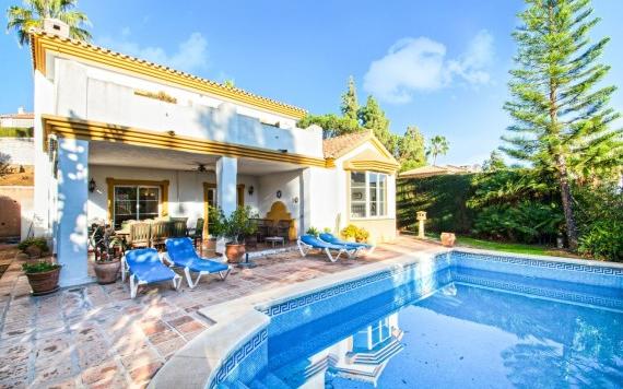 Right Casa Estate Agents Are Selling Impresionante Villa de 3 dormitorios en Calahonda