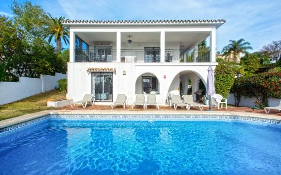 Right Casa Estate Agents Are Selling Fantástica villa independiente en Elviria, Marbella