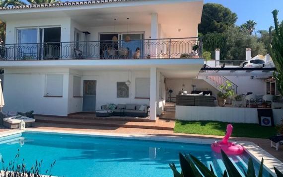Right Casa Estate Agents Are Selling Impresionante villa de 4 dormitorios en Fuengirola