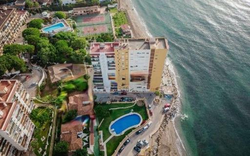 Right Casa Estate Agents Are Selling Chalet independiente de 2 dormitorios en primera línea de playa en Calahonda