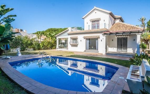 Right Casa Estate Agents Are Selling Espectacular villa de 3 dormitorios en Marbesa