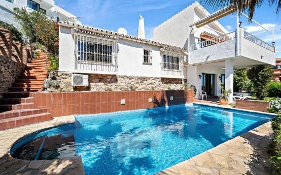 Right Casa Estate Agents Are Selling Impresionante chalet de 3 dormitorios en Fuengirola