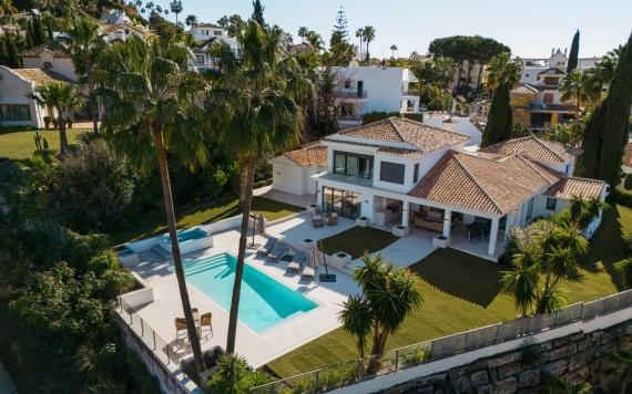Right Casa Estate Agents Are Selling Exquisit 5 bedroom detached villa in Nueva Andalucia