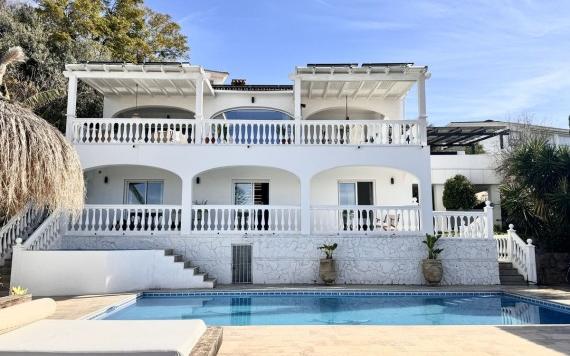 Right Casa Estate Agents Are Selling Stunning 7 bedroom villa in Torreblanca