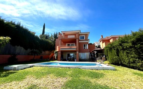 Right Casa Estate Agents Are Selling ¡Elegancia y vistas panorámicas en esta villa junto al mar!
