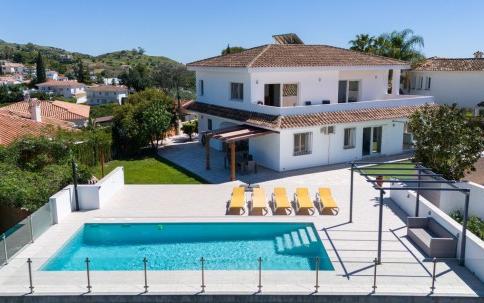 Right Casa Estate Agents Are Selling Increíble villa de 4 dormitorios en Mijas