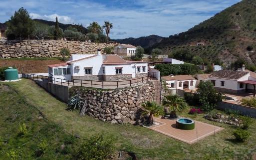 Right Casa Estate Agents Are Selling Stunning 3 bedroom villa in Álora with views to the Arabic Castle