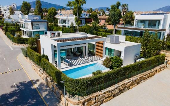 Right Casa Estate Agents Are Selling Beautiful bright 4 bedroom Villa with large terrace in Estepona.