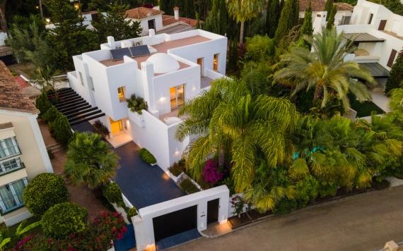 Right Casa Estate Agents Are Selling Opportunity for a charming  luxurious furnished 4 bedroom en-suite Villa on the Golden Mile in Marbella. 