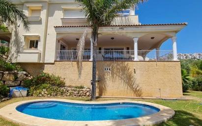 Right Casa Estate Agents Are Selling Amplia villa amueblada de 4 dormitorios con impresionantes vistas a la costa.