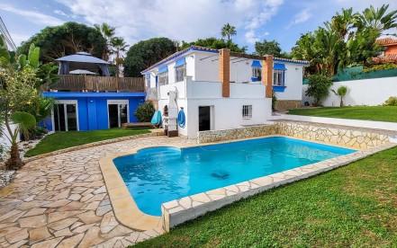 Right Casa Estate Agents Are Selling Gran Villa Junto a la Playa Situada en una Urbanización al Este de Marbella.