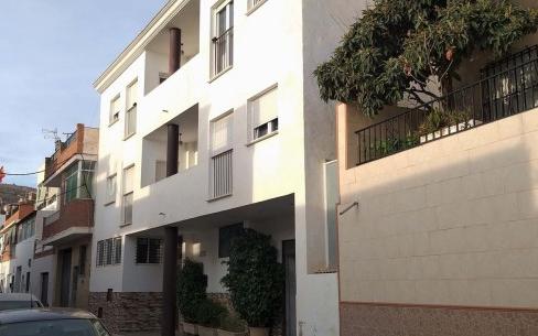 Right Casa Estate Agents Are Selling Edificio en Benalmádena de 4 apartamentos con piscina comunitaria y ascensor.