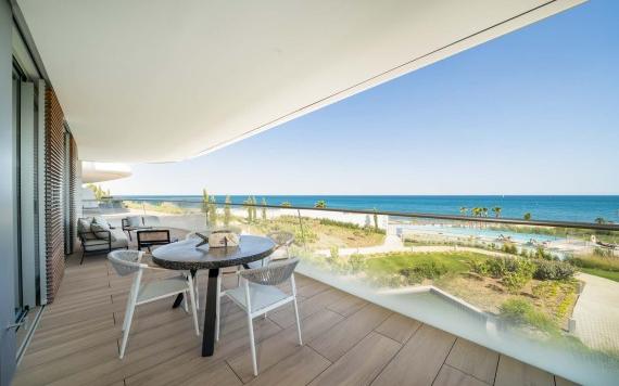 Right Casa Estate Agents Are Selling Apartamento de 4 Dormitorios en Primera Línea de Playa en Estepona.