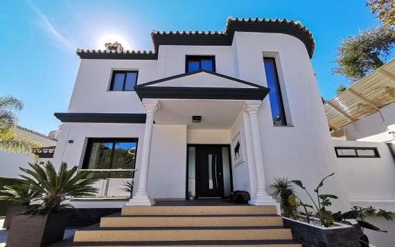 Right Casa Estate Agents Are Selling Golf Villa with 4 Bedrooms and Stunning Views.