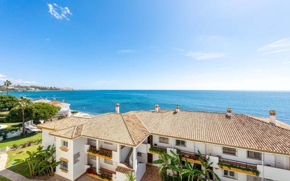 Right Casa Estate Agents Are Selling Estupendo Apartamento Reformado con Vistas al Mar en la Playa de Estepona.