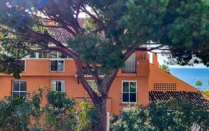 Right Casa Estate Agents Are Selling Calahonda Zona Playa Apartamento de 3 dormitorios con vistas al mar
