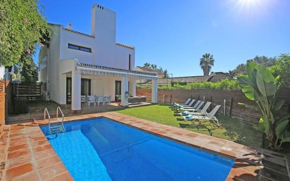 Right Casa Estate Agents Are Selling Spectacular villa with eight bedroom in Golden Mile, Marbella