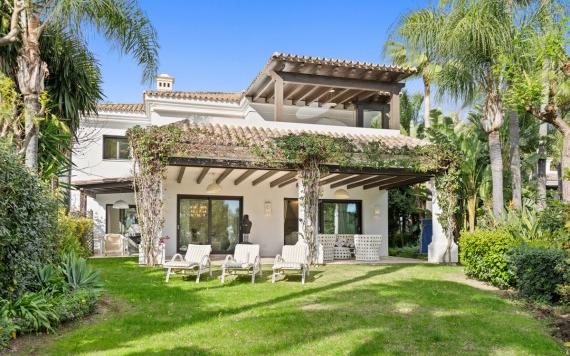 Right Casa Estate Agents Are Selling Wonderfull six bedroom luxury villa in Las Lomas de Marbella