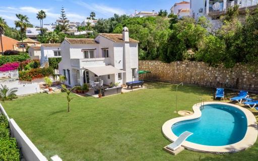 Right Casa Estate Agents Are Selling Fantastic two bedroom, south facing villa located close to the beach in Calahonda