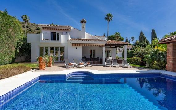Right Casa Estate Agents Are Selling 5 beds Villa  in one of the best urbanization of Benalmádena