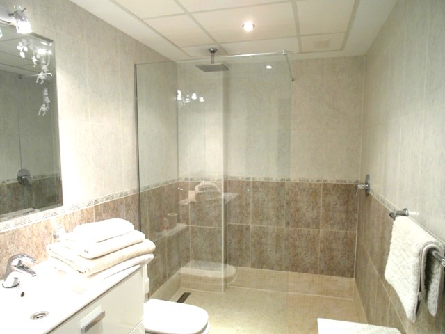 15 B1 H6 Main Bathroom