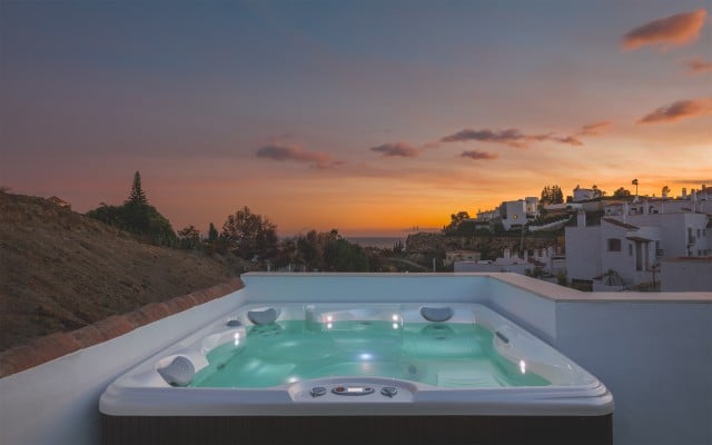 Jacuzzi views by night