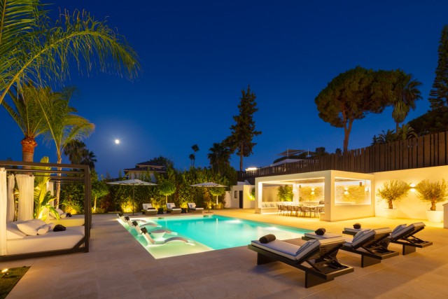 Amazing Pool Modern Villa for sale Nueva Andalucia (2)