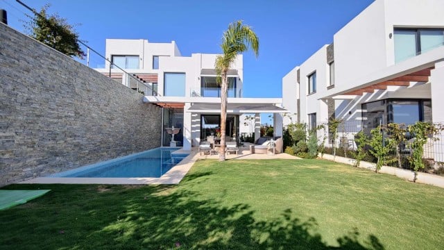 Beautiful contemporary semi detached home located in the new development of Green Hills on the border of Calahonda and Cabopino. 