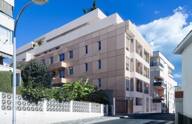 New building with 2 and 3 bedroom apartments in Benalmádena including a rooftop terrace with swimming pool.
